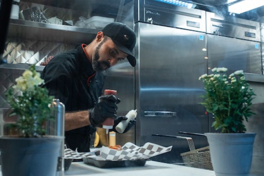 How to Reduce Food Waste in Restaurants: 17 Tips From a Chef