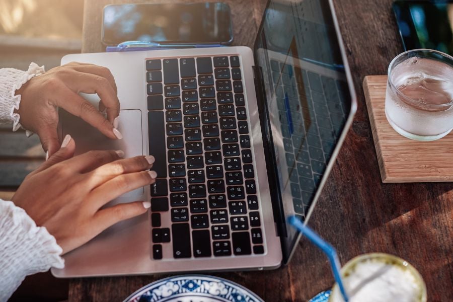 Person browsing the web in a laptop